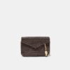 Crossbody-väska i kuvertmodell med raffiaeffekt Crossbody-väska i kuvertmodell med raffiaeffekt