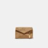 Crossbody-väska i kuvertmodell med raffiaeffekt Crossbody-väska i kuvertmodell med raffiaeffekt