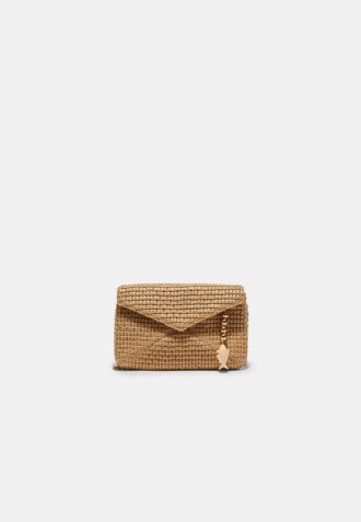 Crossbody-väska i kuvertmodell med raffiaeffekt