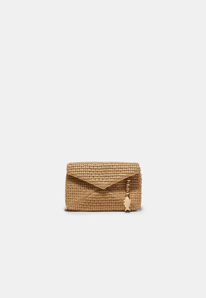 Crossbody-väska i kuvertmodell med raffiaeffekt Crossbody-väska i kuvertmodell med raffiaeffekt
