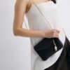 Crossbody-väska i kuvertmodell med raffiaeffekt Crossbody-väska i kuvertmodell med raffiaeffekt