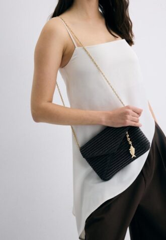 Crossbody-väska i kuvertmodell med raffiaeffekt