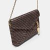 Crossbody-väska i kuvertmodell med raffiaeffekt Crossbody-väska i kuvertmodell med raffiaeffekt