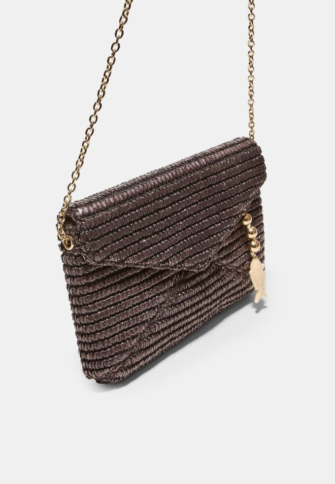 Crossbody-väska i kuvertmodell med raffiaeffekt Crossbody-väska i kuvertmodell med raffiaeffekt