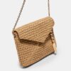 Crossbody-väska i kuvertmodell med raffiaeffekt Crossbody-väska i kuvertmodell med raffiaeffekt