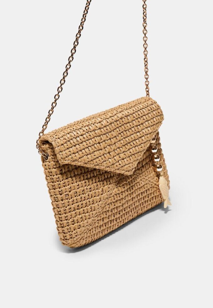 Crossbody-väska i kuvertmodell med raffiaeffekt Crossbody-väska i kuvertmodell med raffiaeffekt