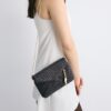 Crossbody-väska i kuvertmodell med raffiaeffekt Crossbody-väska i kuvertmodell med raffiaeffekt