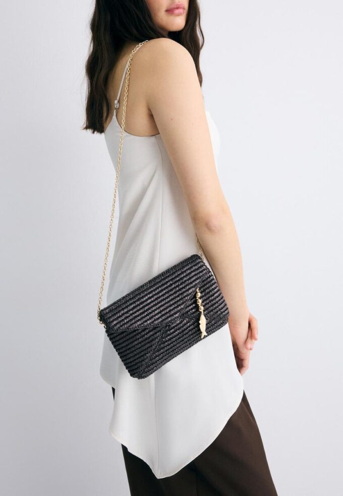 Crossbody-väska i kuvertmodell med raffiaeffekt Crossbody-väska i kuvertmodell med raffiaeffekt