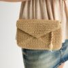 Crossbody-väska i kuvertmodell med raffiaeffekt Crossbody-väska i kuvertmodell med raffiaeffekt