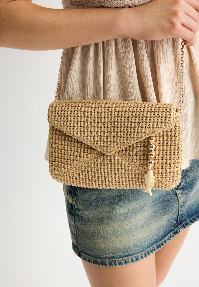 Crossbody-väska i kuvertmodell med raffiaeffekt Crossbody-väska i kuvertmodell med raffiaeffekt