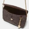 Crossbody-väska i kuvertmodell med raffiaeffekt Crossbody-väska i kuvertmodell med raffiaeffekt