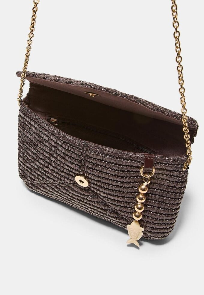 Crossbody-väska i kuvertmodell med raffiaeffekt Crossbody-väska i kuvertmodell med raffiaeffekt