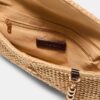 Crossbody-väska i kuvertmodell med raffiaeffekt Crossbody-väska i kuvertmodell med raffiaeffekt