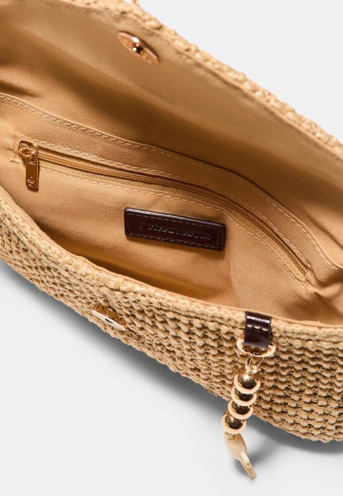 Crossbody-väska i kuvertmodell med raffiaeffekt Crossbody-väska i kuvertmodell med raffiaeffekt