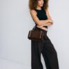 Crossbody-väska med dragkedjedetaljer