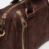 Crossbody-väska med dragkedjedetaljer
