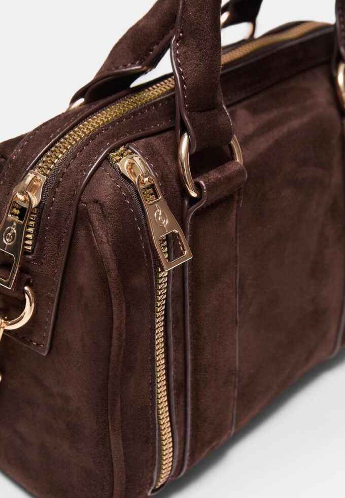 Crossbody-väska med dragkedjedetaljer