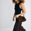 Crossbody-väska med dragkedjedetaljer