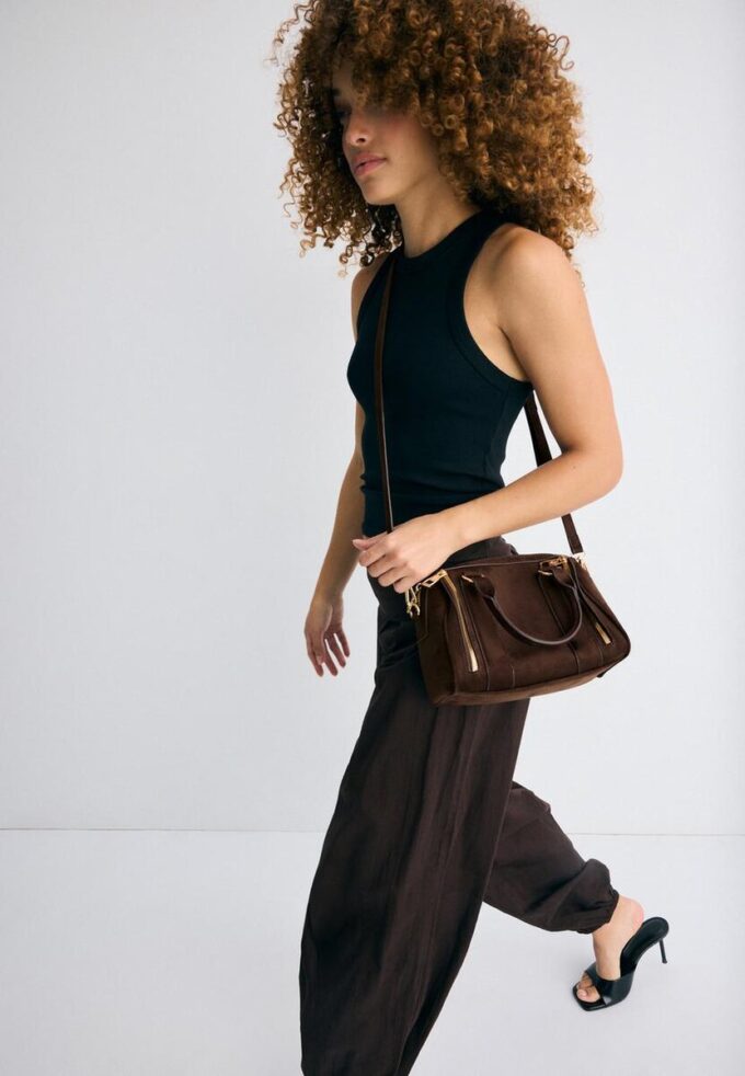 Crossbody-väska med dragkedjedetaljer