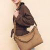 Crossbody-väska med kedjedetalj