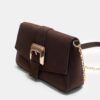 Crossbody-väska med oregelbunden spänne