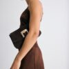 Crossbody-väska med oregelbunden spänne