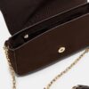 Crossbody-väska med oregelbunden spänne