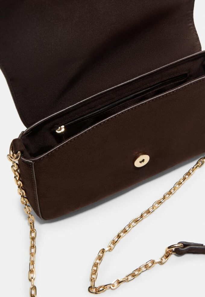 Crossbody-väska med oregelbunden spänne