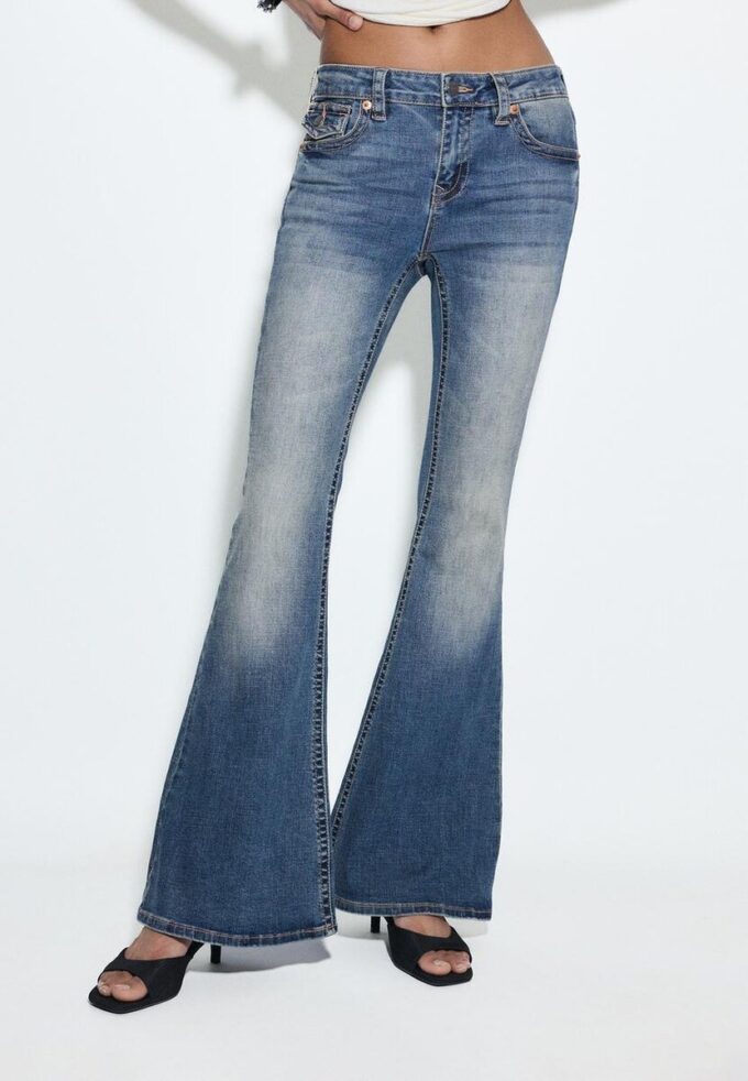 D04 Lågmidjade Flared jeans