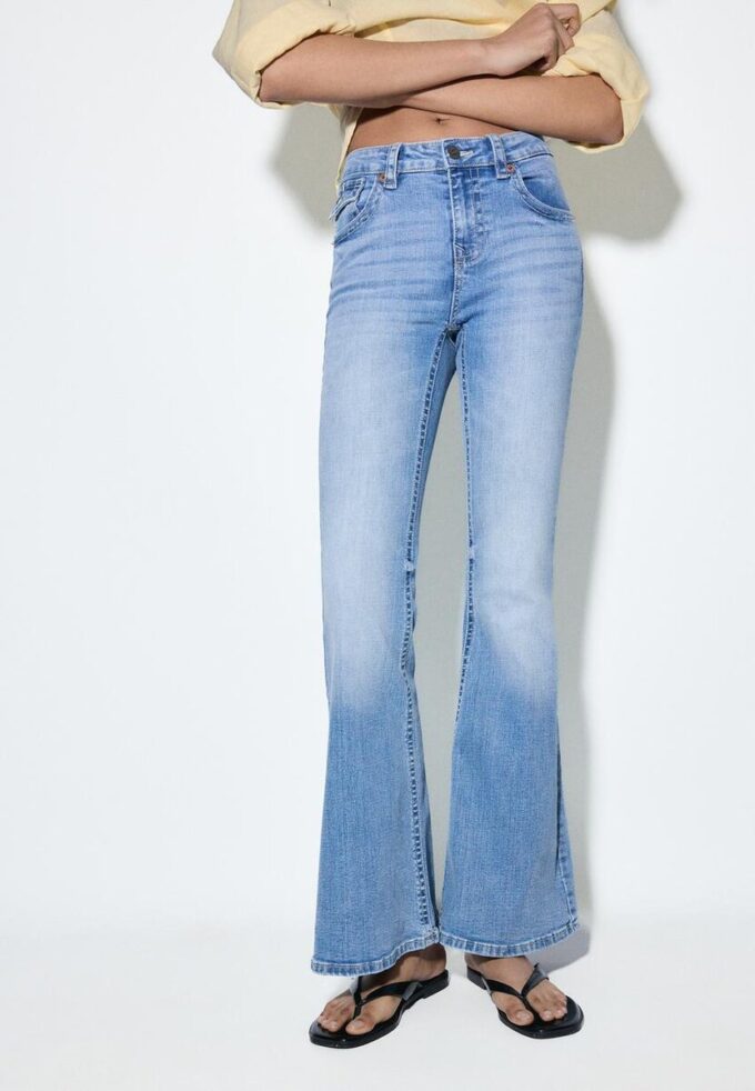 D04 Lågmidjade Flared jeans