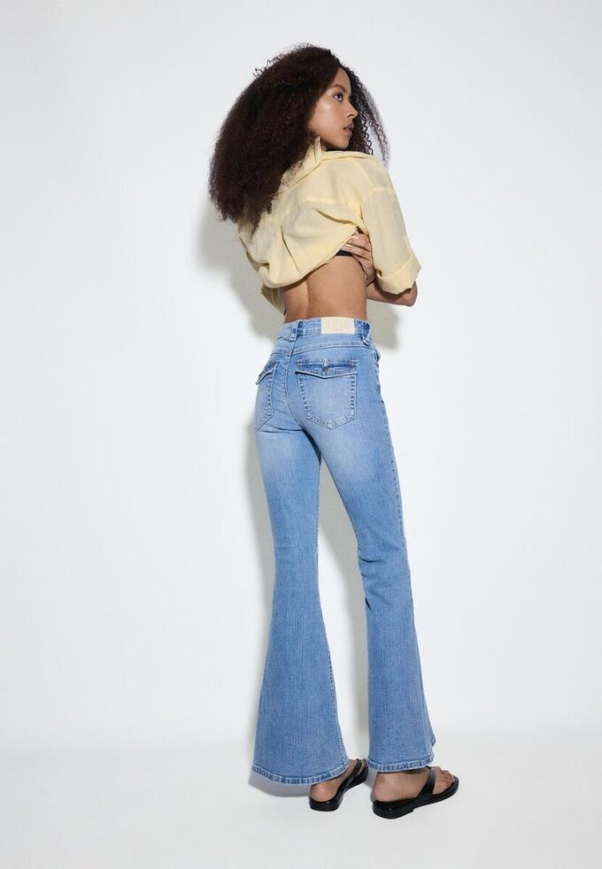 D04 Lågmidjade Flared jeans