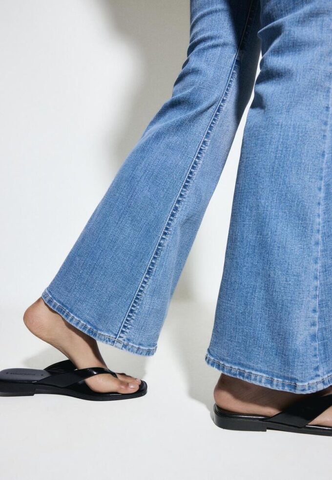 D04 Lågmidjade Flared jeans