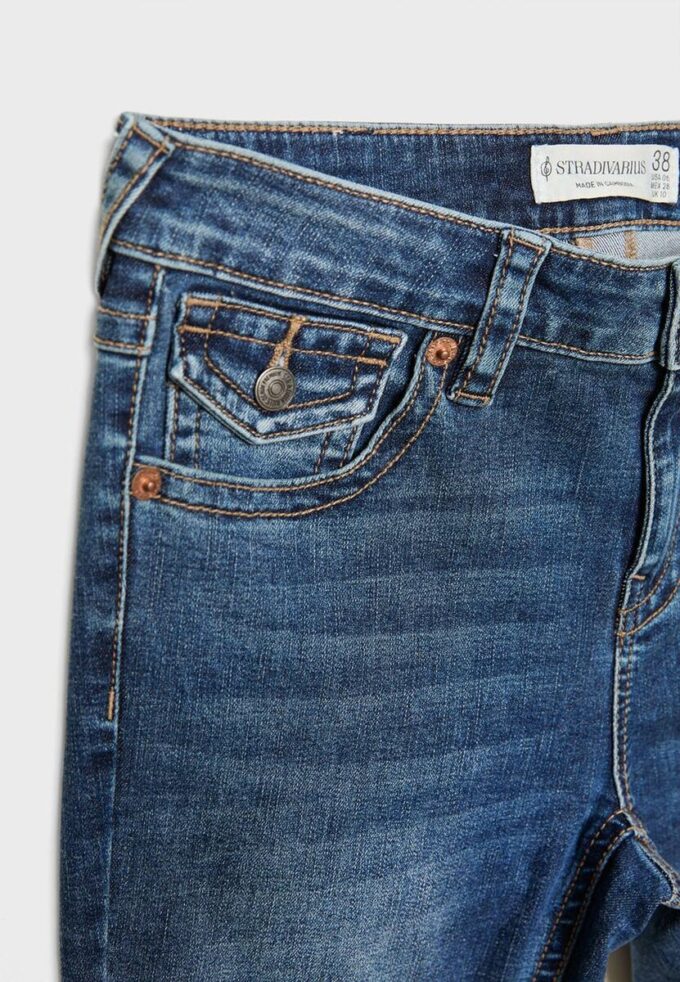 D04 Lågmidjade Flared jeans