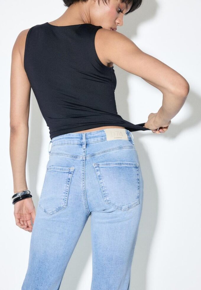 D74 Flared Jeans med slits D74 Flared Jeans med slits