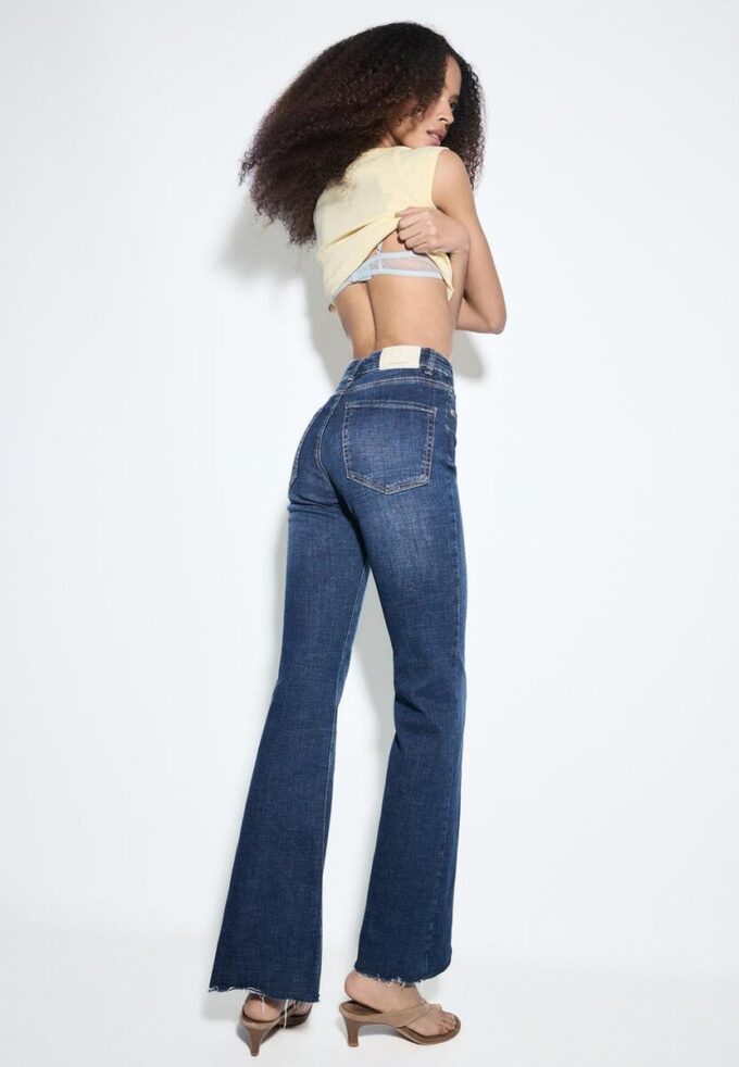 D74 Flared Jeans med slits