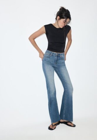 D74 Stretchjeans med utsvängda ben och slits