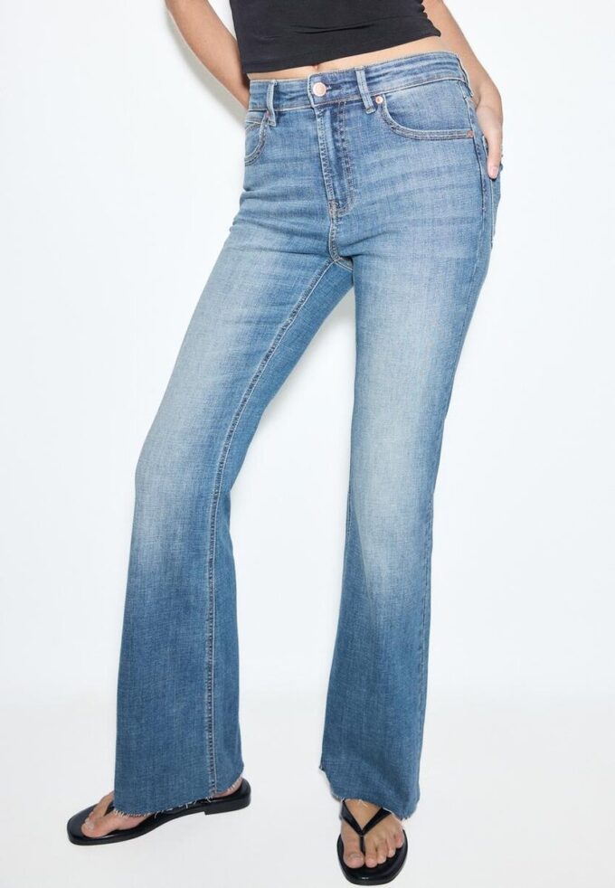 D74 Stretchjeans med utsvängda ben och slits D74 Stretchjeans med utsvängda ben och slits