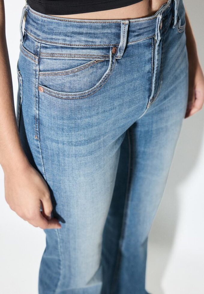 D74 Stretchjeans med utsvängda ben och slits D74 Stretchjeans med utsvängda ben och slits
