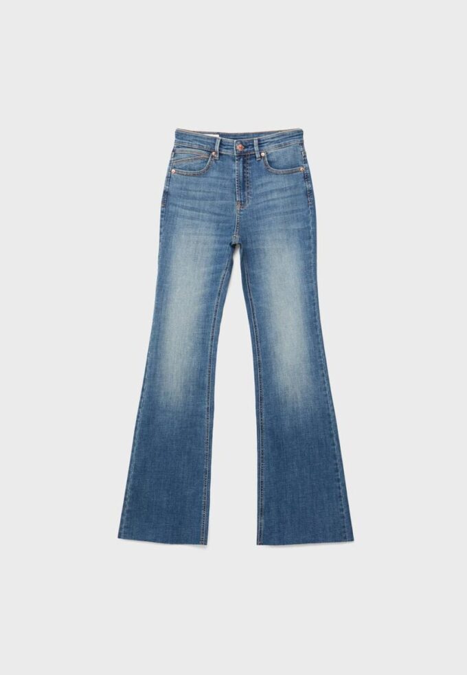 D74 Stretchjeans med utsvängda ben och slits D74 Stretchjeans med utsvängda ben och slits
