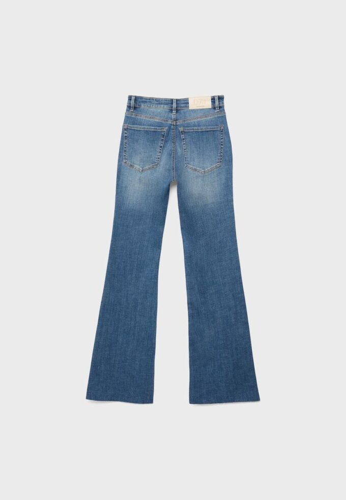 D74 Stretchjeans med utsvängda ben och slits D74 Stretchjeans med utsvängda ben och slits