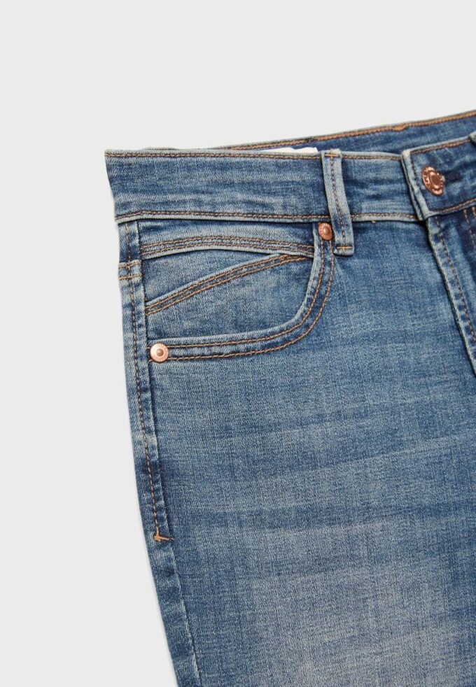 D74 Stretchjeans med utsvängda ben och slits D74 Stretchjeans med utsvängda ben och slits