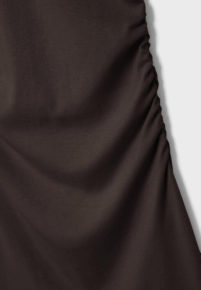 Figursydd kort klänning med rynkad detalj Figursydd kort klänning med rynkad detalj