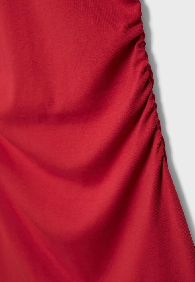 Figursydd kort klänning med rynkad detalj Figursydd kort klänning med rynkad detalj