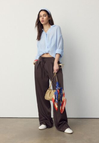 Flödande byxor med veckad effekt och knytband