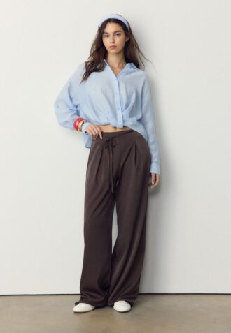 Flödande byxor med veckad effekt och knytband