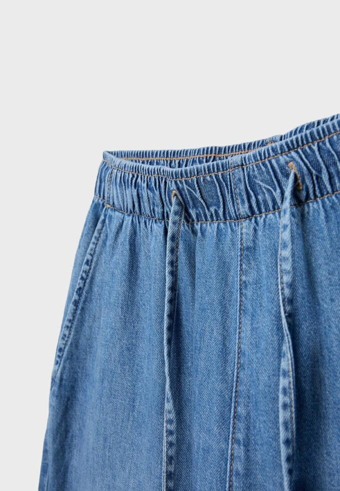 Flödande jeansbyxor med dragsko Flödande jeansbyxor med dragsko