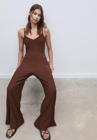 Flödande jumpsuit med spaghettiband