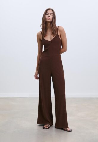 Flödande jumpsuit med spaghettiband