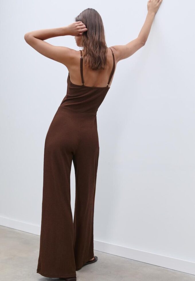 Flödande jumpsuit med spaghettiband