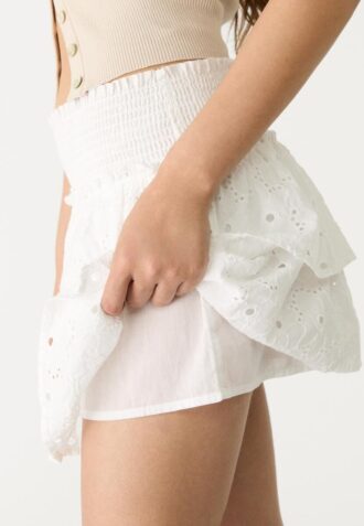 Flödande skort med broderi